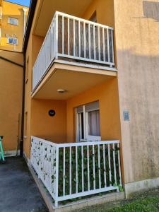- un balcon d'une maison avec une balustrade blanche dans l'établissement Apartman Vinyl - self chek-in, à Osijek