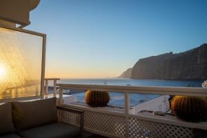 Cette chambre dispose d'un balcon avec vue sur l'océan. dans l'établissement Vistas soñadas cerca del mar, à Acantilado de los Gigantes