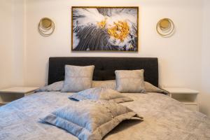 Una cama o camas en una habitación de Vistas soñadas cerca del mar 81 fotos más