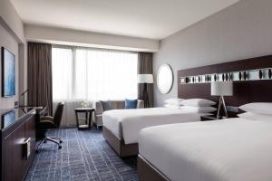 Ліжко або ліжка в номері Hong Kong SkyCity Marriott Hotel