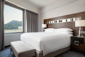 Ліжко або ліжка в номері Hong Kong SkyCity Marriott Hotel