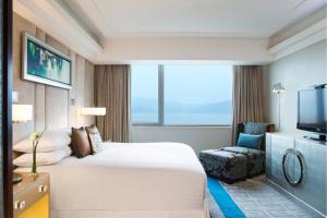 Ліжко або ліжка в номері Hong Kong SkyCity Marriott Hotel