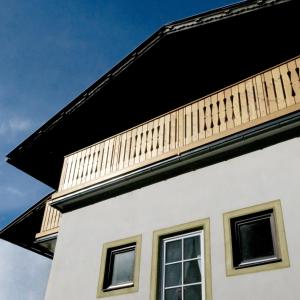 オーバードラウブルクにあるFerienhaus Lindenhofの上にバルコニーがある白い建物