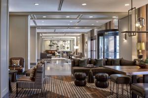 hol hotelu z kanapami i stołami w obiekcie JW Marriott Houston by the Galleria w mieście Houston