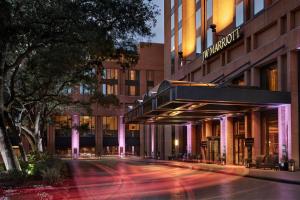 pusta ulica przed hotelem w nocy w obiekcie JW Marriott Houston by the Galleria w mieście Houston