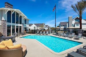 ein Bild eines Pools in einem Resort in der Unterkunft Residence Inn Los Angeles LAX/Manhattan Beach in Manhattan Beach