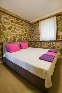 Postel nebo postele na pokoji v ubytování Petrini Spiti