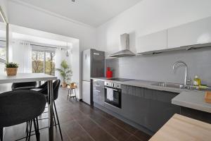 Dapur atau dapur kecil di Lyon Cite-La suite Passerelle avec balcon-Caluire