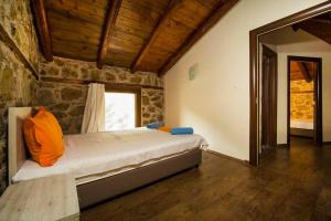 Postel nebo postele na pokoji v ubytování Petrini Spiti