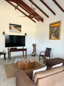 Oyster PondLEN'HOUSE的配有沙发和平板电视的客厅