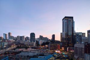 um horizonte da cidade com edifícios altos e uma ponte em Residence Inn by Marriott Seattle Downtown Convention Center em Seattle
