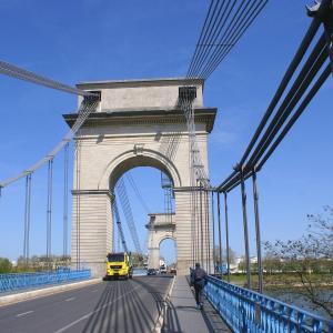 a bridge with a yellow bus driving over it at Bel Appart Alfortville -Quai Seine - 5mn de Paris in Alfortville
