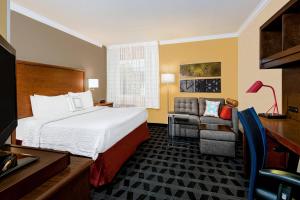 une chambre d'hôtel avec un lit et une chaise dans l'établissement TownePlace Suites by Marriott San Antonio Northwest, à San Antonio