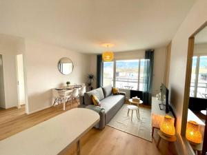 salon z kanapą i stołem w obiekcie Appartement - Lit Queen Size - Proximité Genève w mieście Saint-Julien-en-Genevois +14 zdjęć