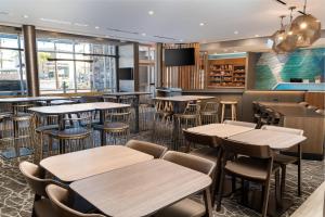 a restaurant with tables and chairs and a bar at SpringHill Suites by Marriott Irvine Lake Forest in Lake Forest