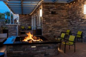 een patio met een vuurplaats en stoelen bij SpringHill Suites by Marriott Irvine Lake Forest in Lake Forest