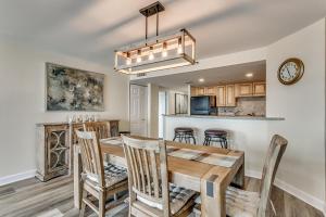 een eetkamer en een keuken met een houten tafel en stoelen bij Forest Dunes 1702 in Myrtle Beach
