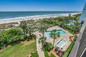 ein Luftblick auf ein Resort mit Pool und Strand in der Unterkunft Carolina Dunes - 403 in Myrtle Beach