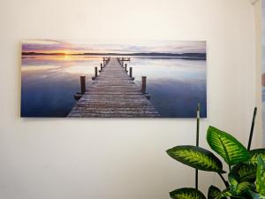 ein Steg im Kunstdruckmuster auf der Wasserwand in der Unterkunft Jacky & Daniel's Apartments Top 2 in Sankt Pölten