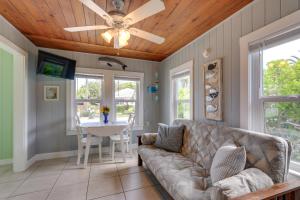 - un salon avec un canapé et un ventilateur de plafond dans l'établissement Bradenton Beach Home with Tiki Bar and Heated Pool!, à Bradenton Beach