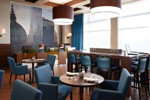 Courtyard by Marriott Montreal Airport 레스토랑 또는 맛집