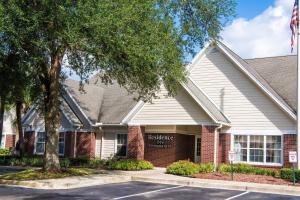 una casa con una bandera delante de ella en Residence Inn by Marriott Jacksonville Butler Boulevard en Jacksonville