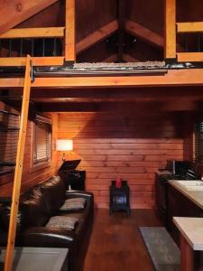 - un salon avec un canapé et des lits superposés dans l'établissement Tiny Cabin located on the outskirts of Mohican State Park, 