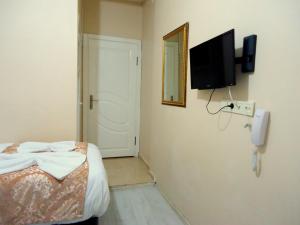 TV a/nebo společenská místnost v ubytování Tolga Hotel