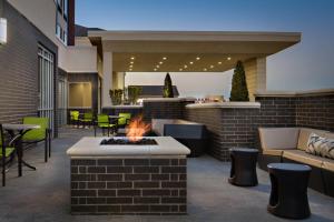 patio z miejscem na ognisko, stołami i krzesłami w obiekcie SpringHill Suites by Marriott Oklahoma City Midwest City Del City w mieście Del City