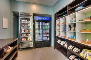 un pasillo de una tienda de comestibles con nevera y estanterías en Element Ewing Princeton en Ewing