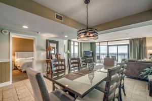 uma sala de jantar e sala de estar com mesa e cadeiras em South Wind Penthouse 1 em Myrtle Beach