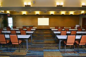 una sala conferenze con tavoli, sedie e lavagna bianca di Fairfield Inn & Suites Effingham a Effingham