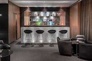 The lounge or bar area at AC Hotel Atocha by Marriott