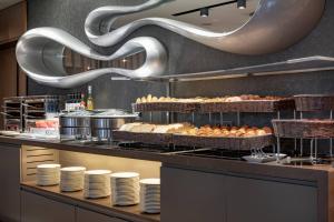 una línea de buffet con pan y bollería en exposición en AC Hotel Atocha by Marriott, en Madrid
