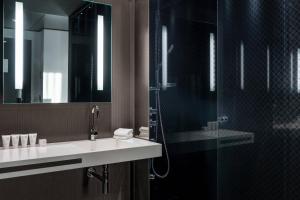 A bathroom at AC Hotel Atocha by Marriott