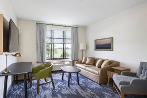 un soggiorno con divano e tavolo di Fairfield Inn & Suites by Marriott Minneapolis North/Blaine a Blaine