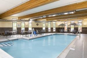 einen großen Pool mit Tischen und Stühlen in der Unterkunft Fairfield Inn & Suites by Marriott Minneapolis North/Blaine in Blaine