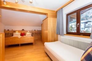 una camera con due letti e una finestra di Hölzl Bed & Breakfast a Neukirchen am Grossvenediger