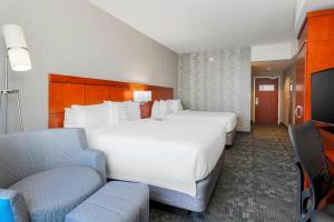 une chambre d'hôtel avec deux lits et deux chaises dans l'établissement Courtyard by Marriott San Jose Campbell, à Campbell