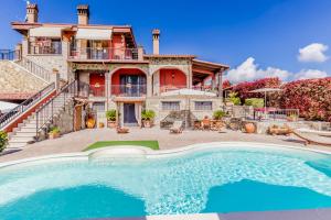 una casa con piscina frente a ella en B&B A casa di Giulia en Guidonia