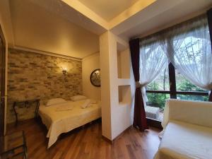 カジミエシュ・ドルニにあるWilla Ahavaのベッドルーム1室(ベッド1台、大きな窓付)