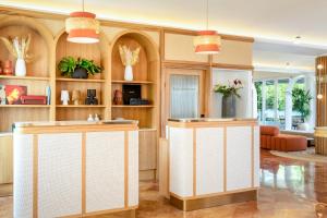 eine Lobby mit Rezeption in einem Gebäude in der Unterkunft Hotel Riomar Ibiza, a Tribute Portfolio Hotel in Santa Eulària des Riu + 56 Fotos