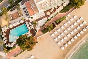Luftaufnahme eines Resorts mit Swimmingpool in der Unterkunft Hotel Riomar Ibiza, a Tribute Portfolio Hotel in Santa Eulària des Riu