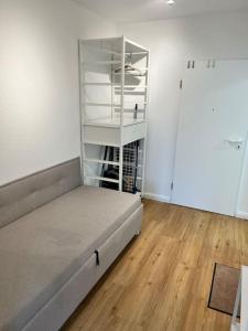 um quarto com uma cama e uma estante de livros em Smultron Apartment Altstadt Wismar em Wismar