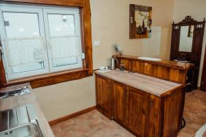 een keuken met een houten aanrecht en een raam bij Aquapalic Resort in Palić