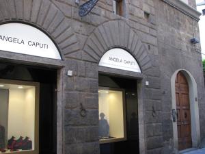 una tienda frente con dos arcos al lado de un edificio en B&B Fiordaliso, en Florencia