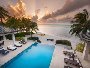 vistas a la playa y a la piscina del complejo en Luxury Cayman Villas en Driftwood Village