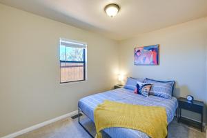 1 dormitorio con cama y ventana en Vibrant Denver Vacation Rental 2 Mi to Ball Arena! en Denver