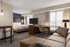 Habitación de hotel con cama, sofá y escritorio en Residence Inn by Marriott Philadelphia West Chester/Exton, en Exton