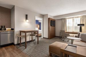 Suite de hotel con sala de estar y dormitorio en Residence Inn by Marriott Philadelphia West Chester/Exton, en Exton